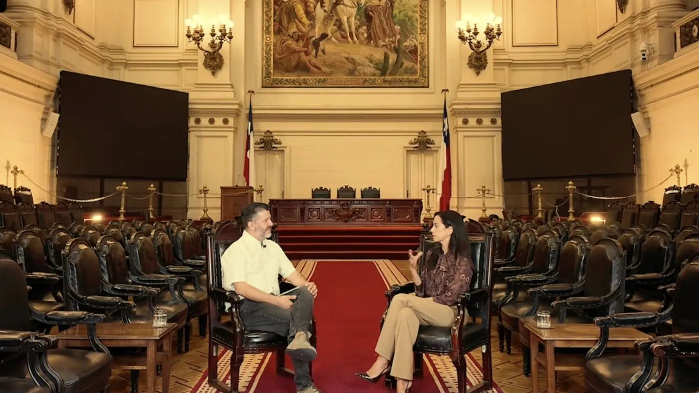 Felipe Heusser conversando en el ex Congreso Nacional